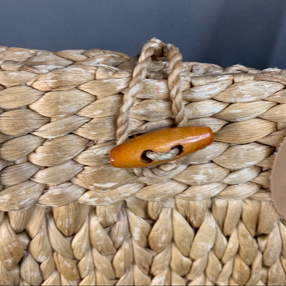 Woven Straw Handbag with Toggle Closure - Picture 4 of 7